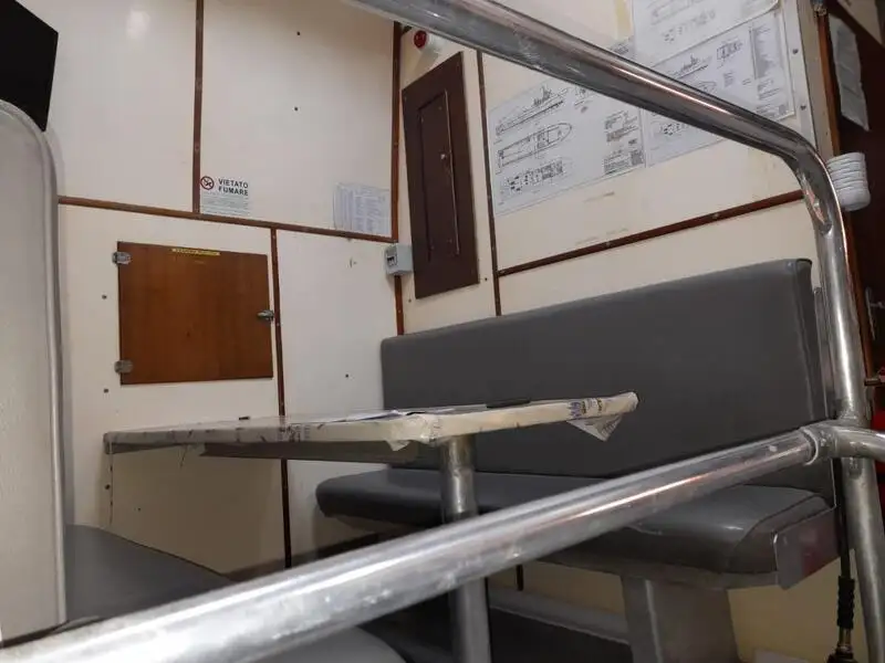 عملے کی کشتی فروخت کے لیے