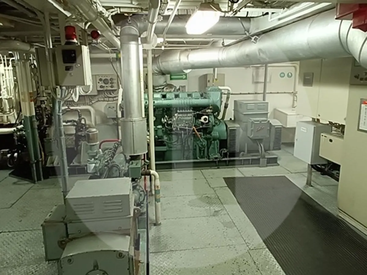 کرین جہاز فروخت کے لیے
