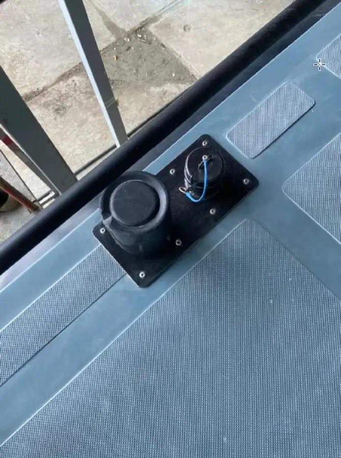 عملے کی کشتی فروخت کے لیے