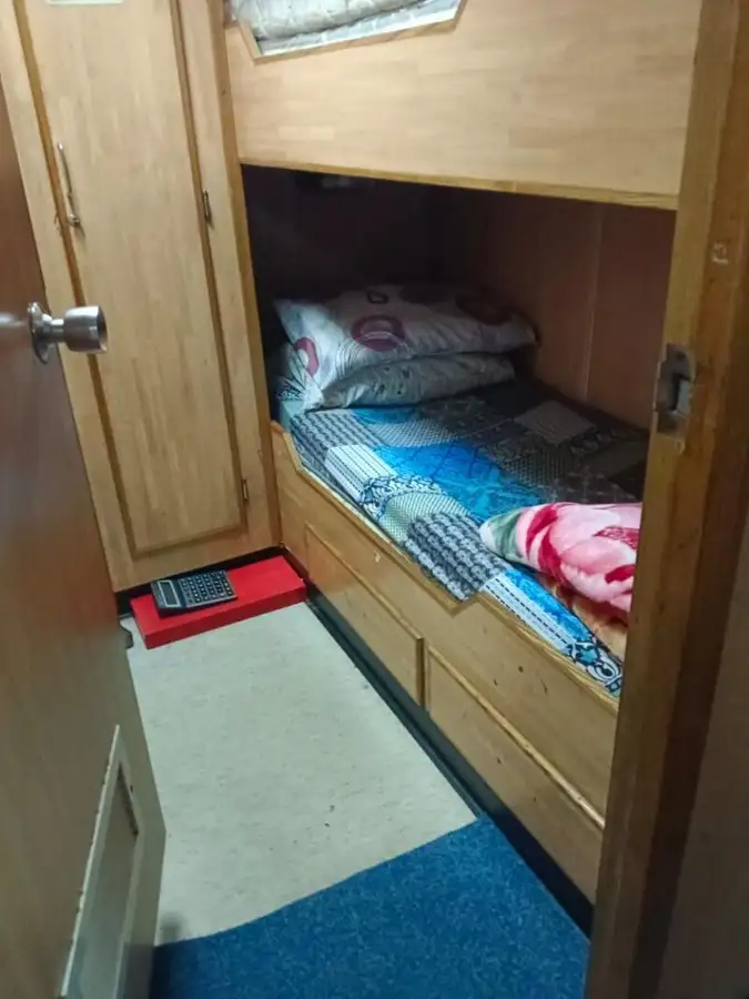 عملے کی کشتی فروخت کے لیے